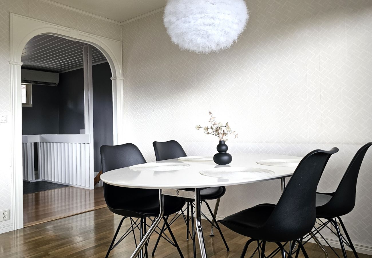 House in Henån - Villa in Henån with jacuzzi, sauna & conservatory | SE09119