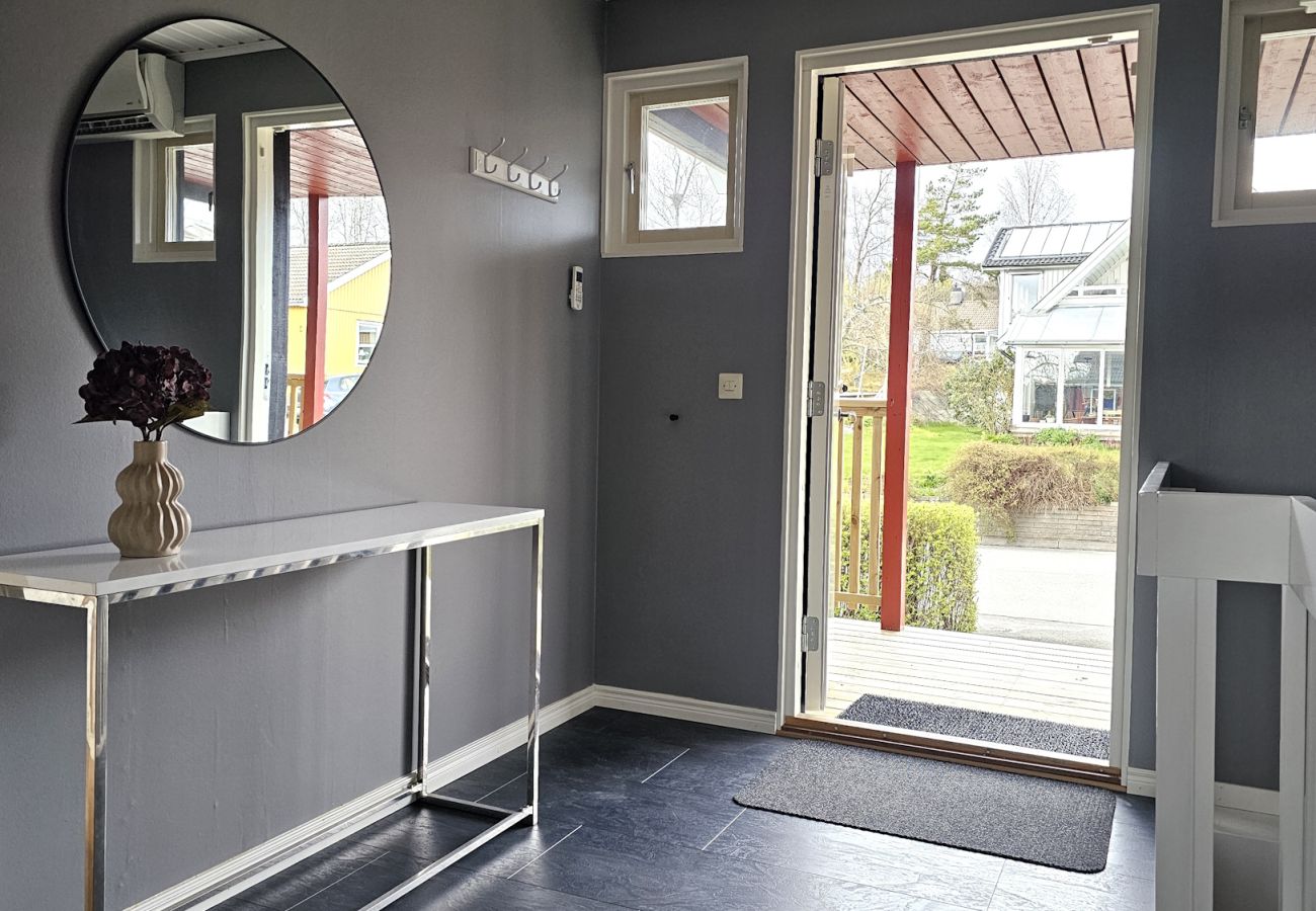 House in Henån - Villa in Henån with jacuzzi, sauna & conservatory | SE09119