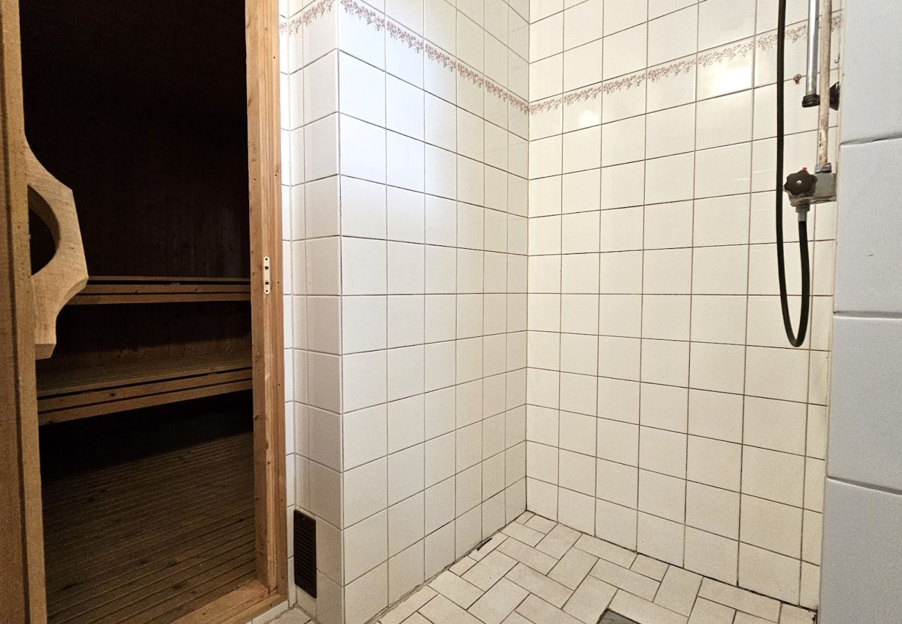 House in Henån - Villa in Henån with jacuzzi, sauna & conservatory | SE09119