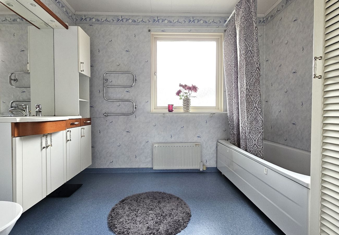 House in Henån - Villa in Henån with jacuzzi, sauna & conservatory | SE09119