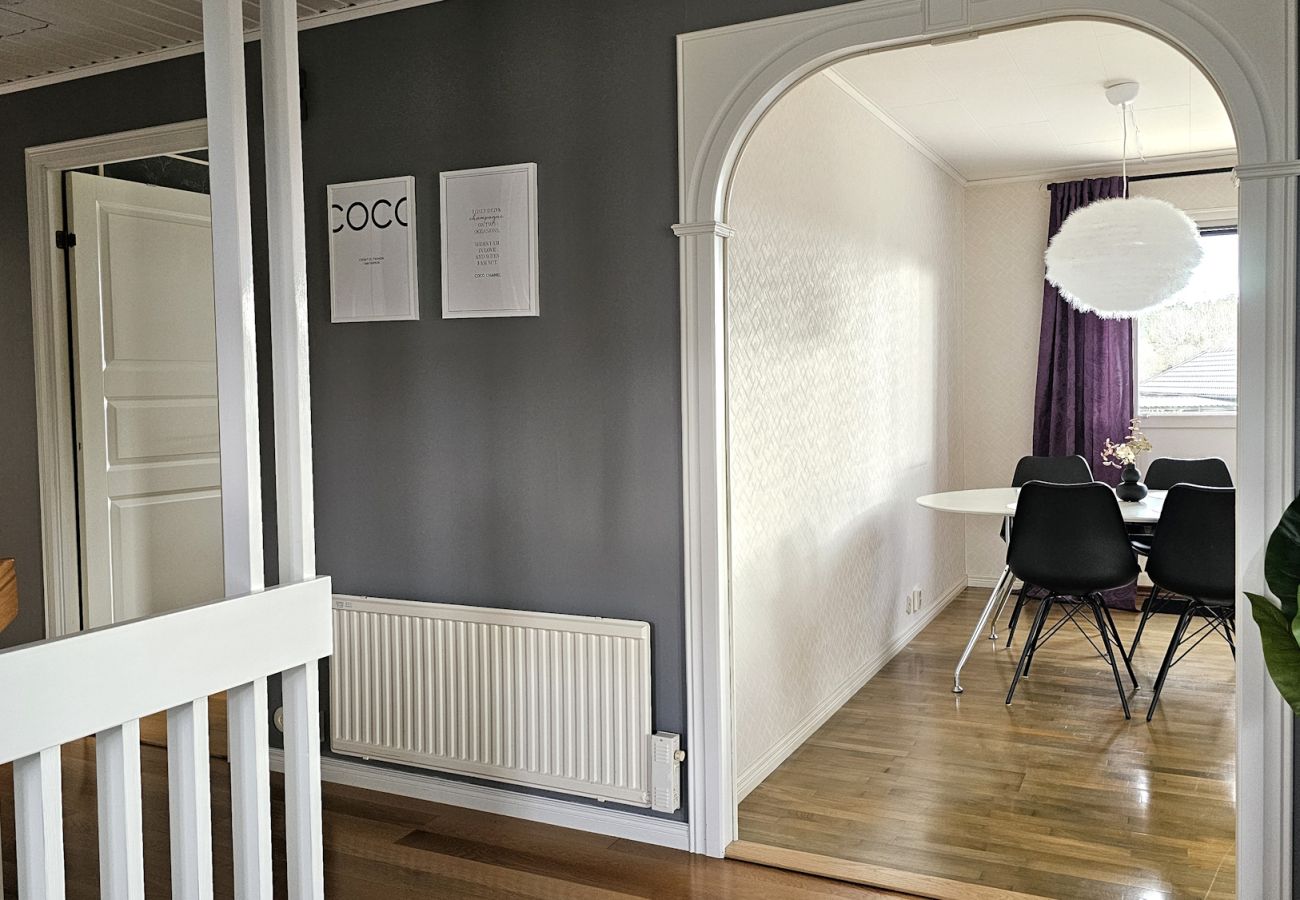 House in Henån - Villa in Henån with jacuzzi, sauna & conservatory | SE09119