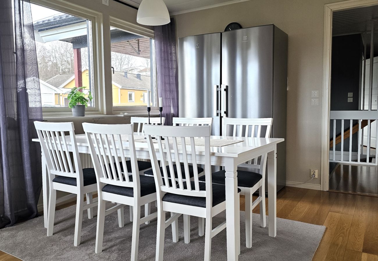 House in Henån - Villa in Henån with jacuzzi, sauna & conservatory | SE09119