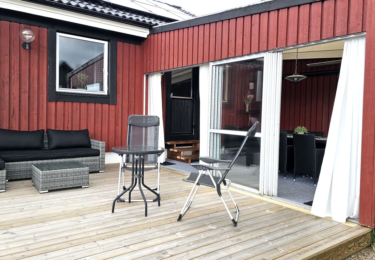 House in Henån - Villa in Henån with jacuzzi, sauna & conservatory | SE09119