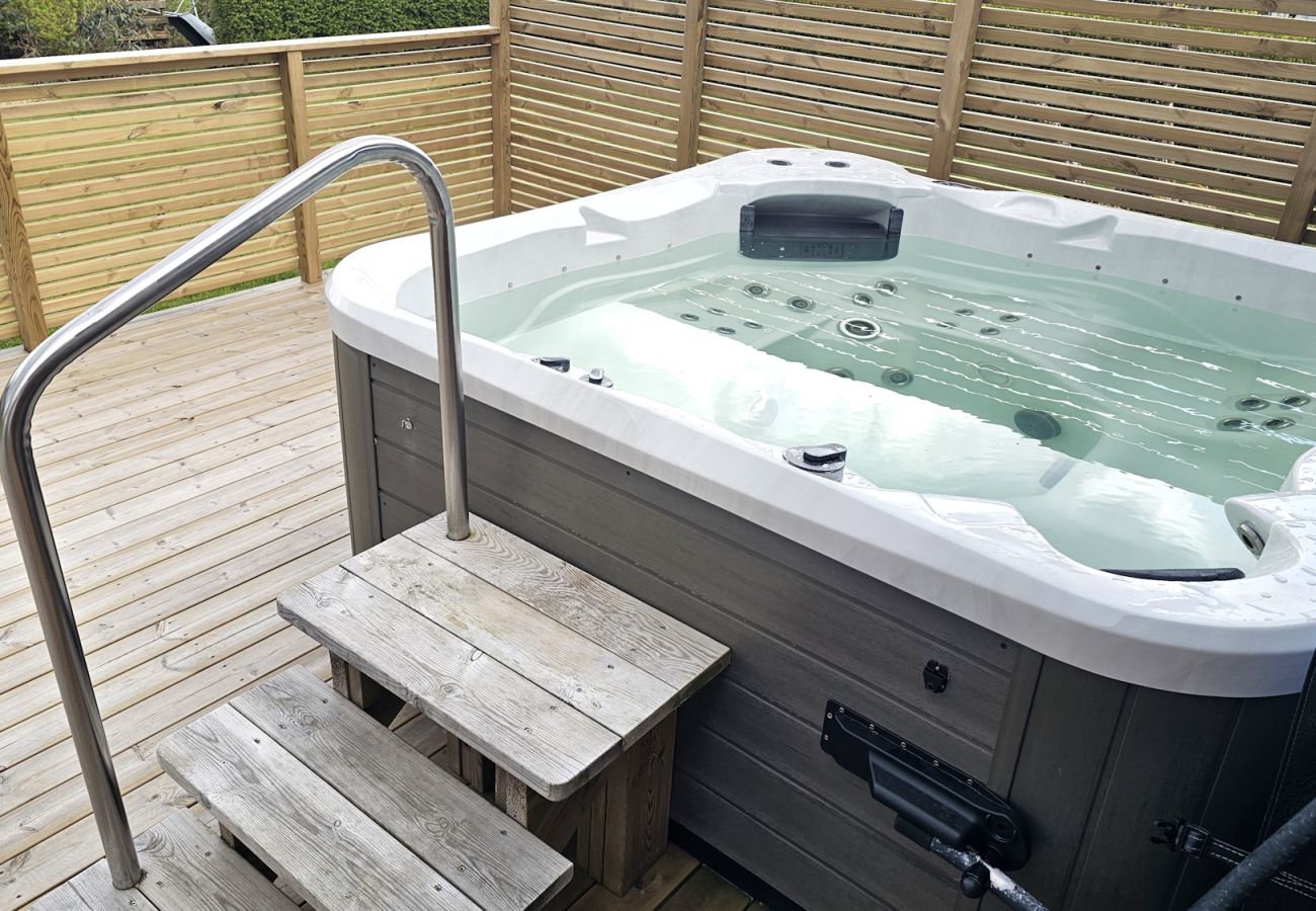 House in Henån - Villa in Henån with jacuzzi, sauna & conservatory | SE09119