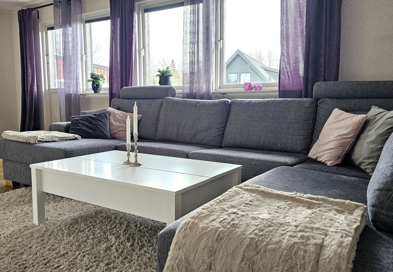 House in Henån - Villa in Henån with jacuzzi, sauna & conservatory | SE09119