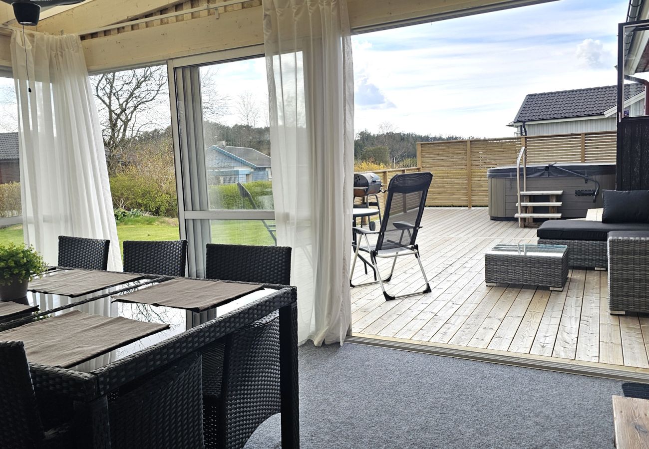 House in Henån - Villa in Henån with jacuzzi, sauna & conservatory | SE09119