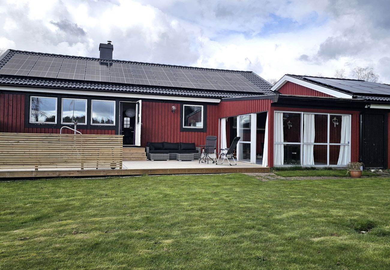 House in Henån - Villa in Henån with jacuzzi, sauna & conservatory | SE09119