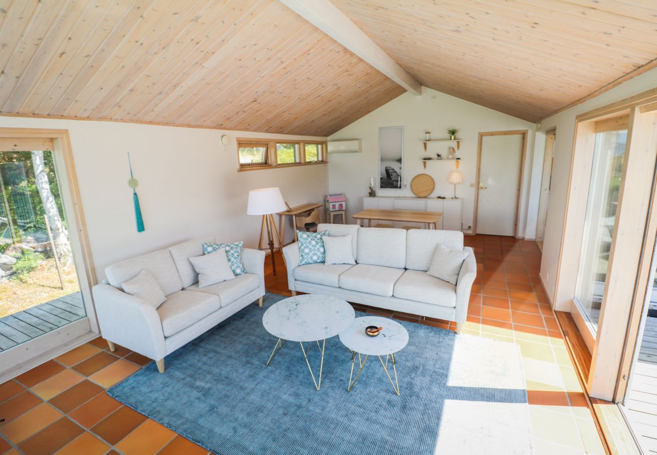 House in Hjälteby - Architect-designed villa with pool, sauna and sea view in Mjörn | SE09124