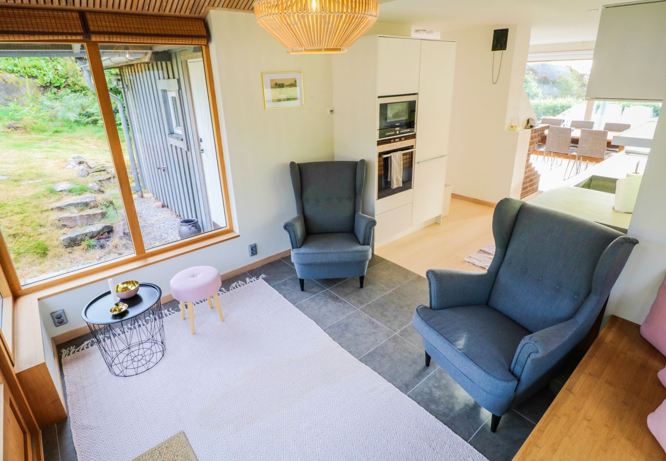 House in Hjälteby - Architect-designed villa with pool, sauna and sea view in Mjörn | SE09124