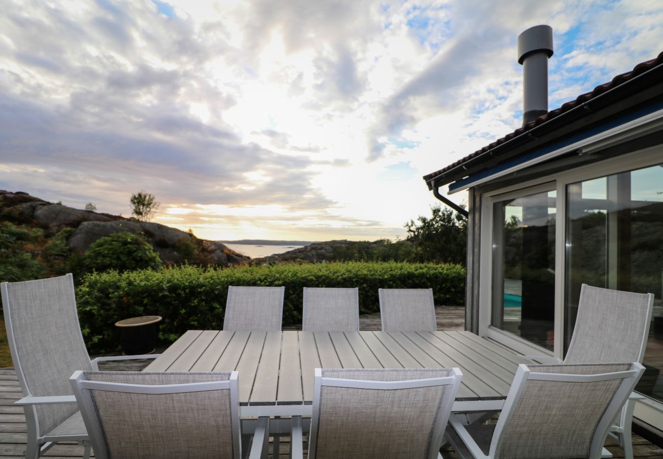 House in Hjälteby - Architect-designed villa with pool, sauna and sea view in Mjörn | SE09124