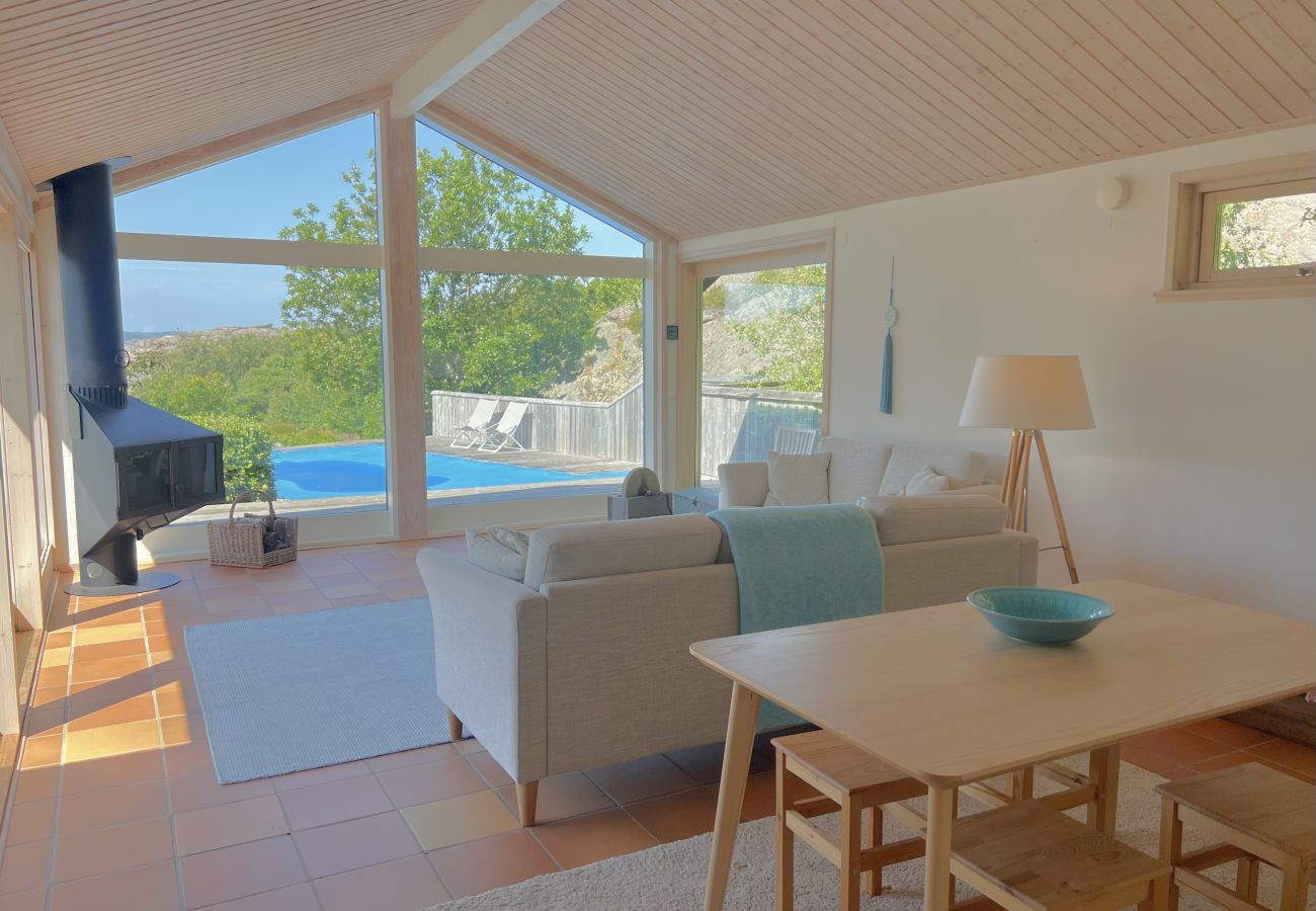 House in Hjälteby - Architect-designed villa with pool, sauna and sea view in Mjörn | SE09124