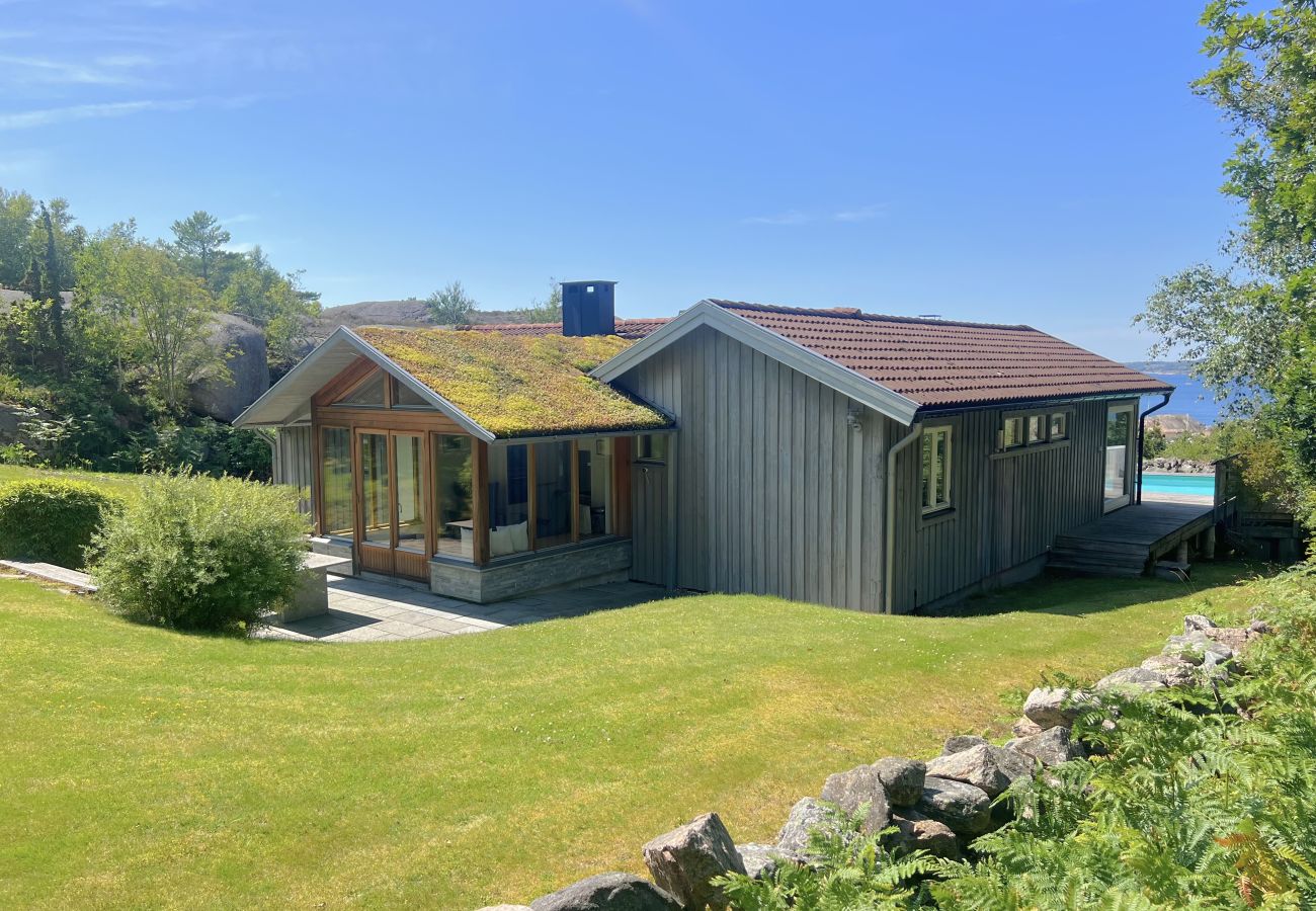 House in Hjälteby - Architect-designed villa with pool, sauna and sea view in Mjörn | SE09124