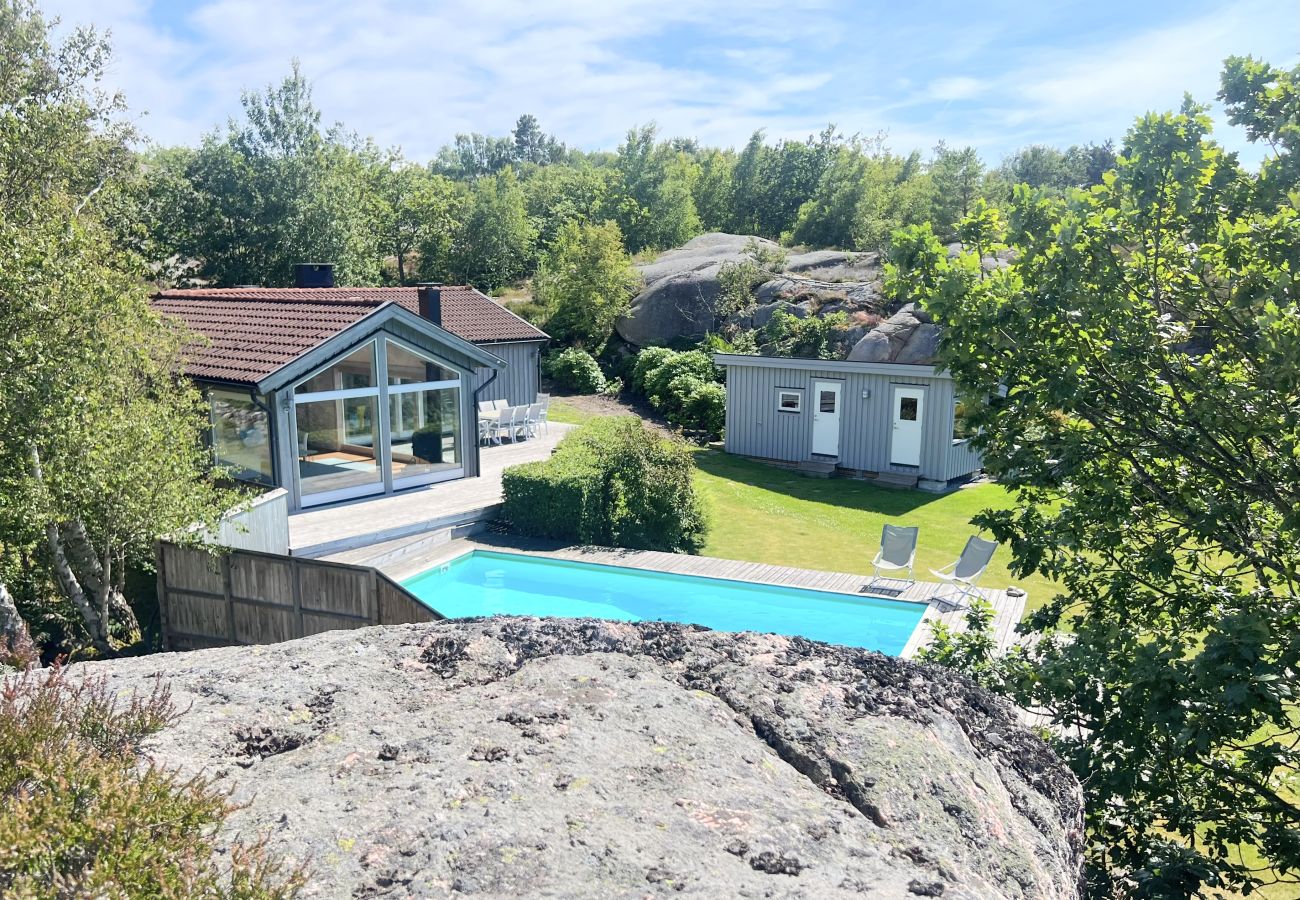 House in Hjälteby - Architect-designed villa with pool, sauna and sea view in Mjörn | SE09124