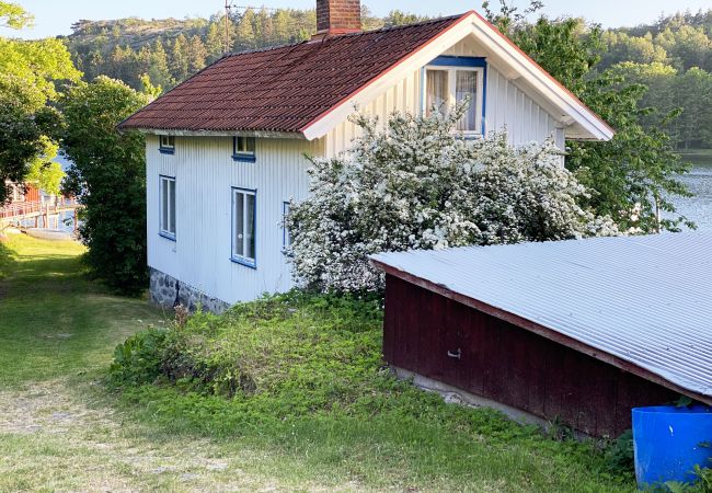 House in Nösund - Simon’s Cottage with Private Shoreline in Boxvik, Orust | SE09128