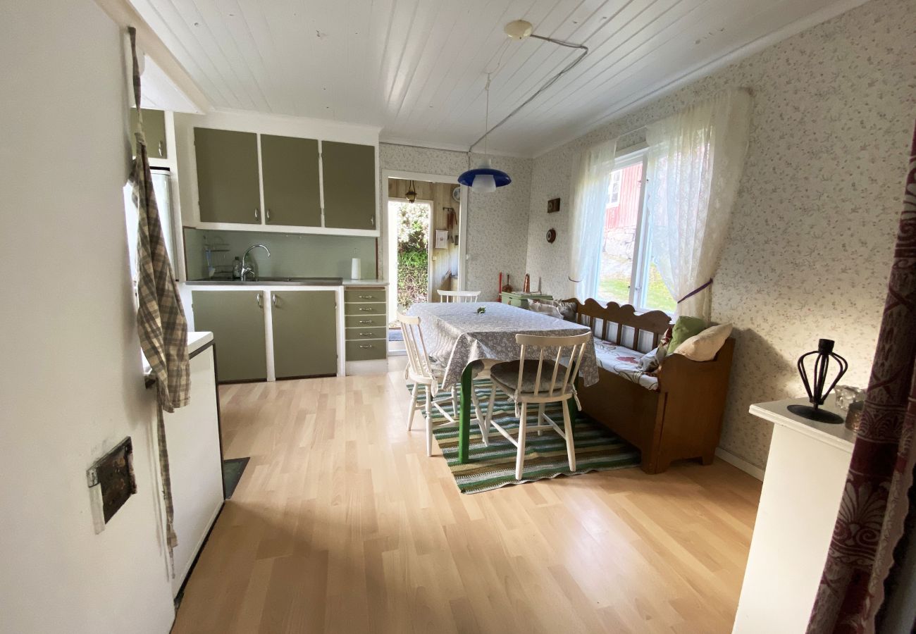 House in Nösund - Simon’s Cottage with Private Shoreline in Boxvik, Orust | SE09128