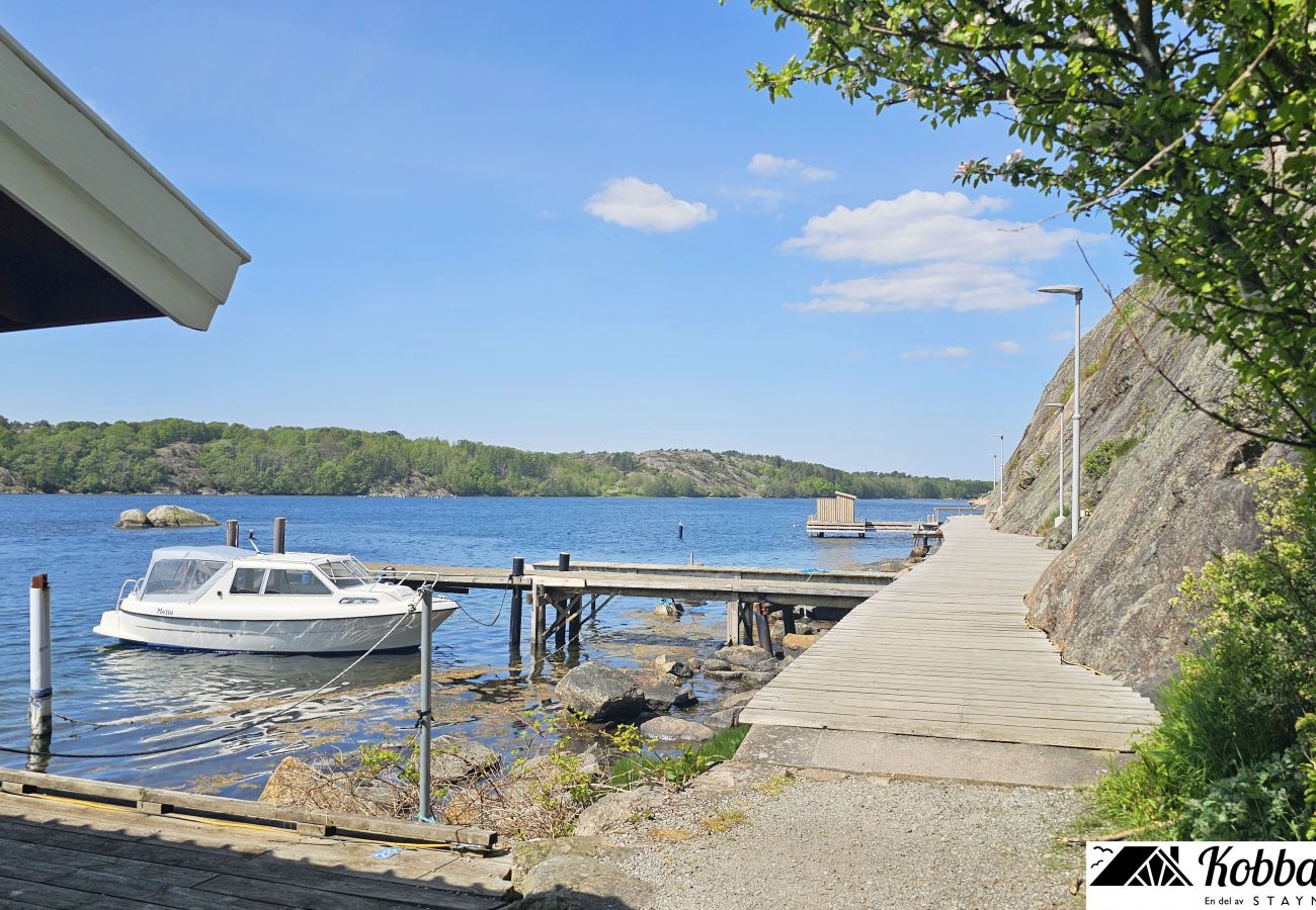 House in Nösund - Simon’s Cottage with Private Shoreline in Boxvik, Orust | SE09128