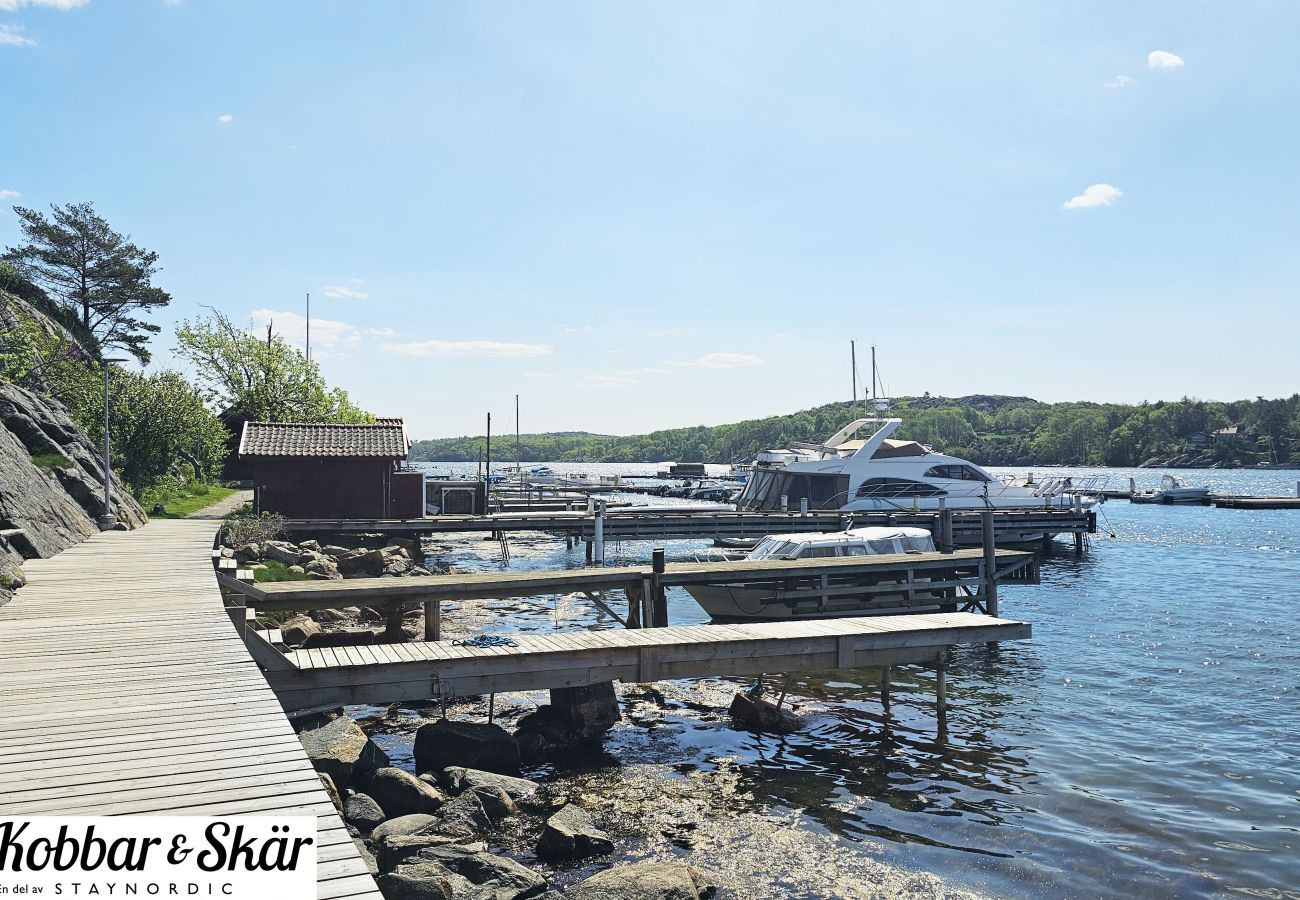House in Nösund - Simon’s Cottage with Private Shoreline in Boxvik, Orust | SE09128