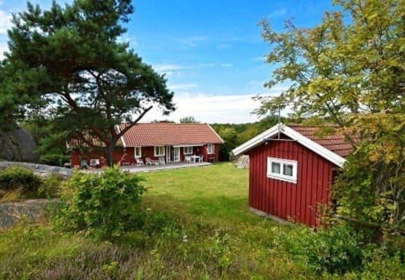 House in Hälleviksstrand - Two charming red cottages in Hälleviksstrand | SE09133
