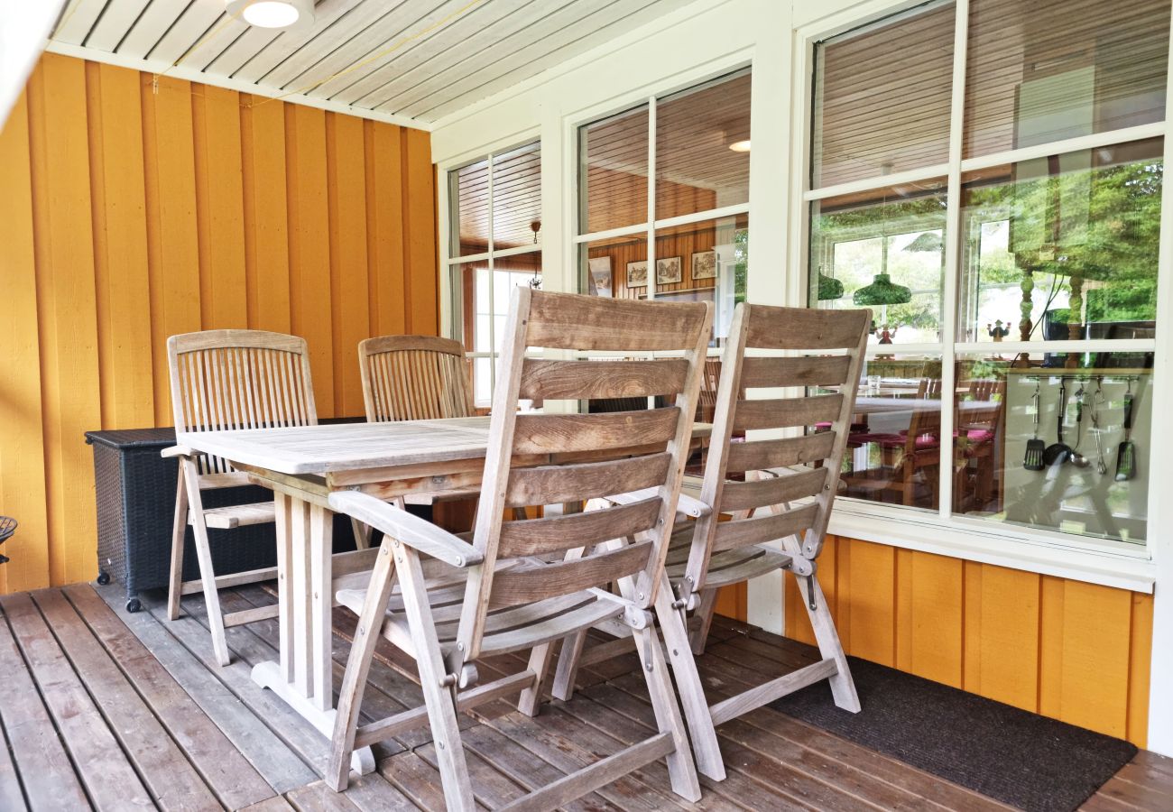 House in Hjälteby - Cottage with Natural Plot and Sauna on Mjörn | SE09134