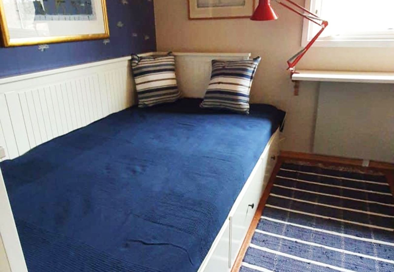 House in Hjälteby - Cottage with Natural Plot and Sauna on Mjörn | SE09134