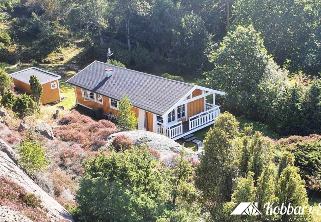 House in Hjälteby - Cottage with Natural Plot and Sauna on Mjörn | SE09134