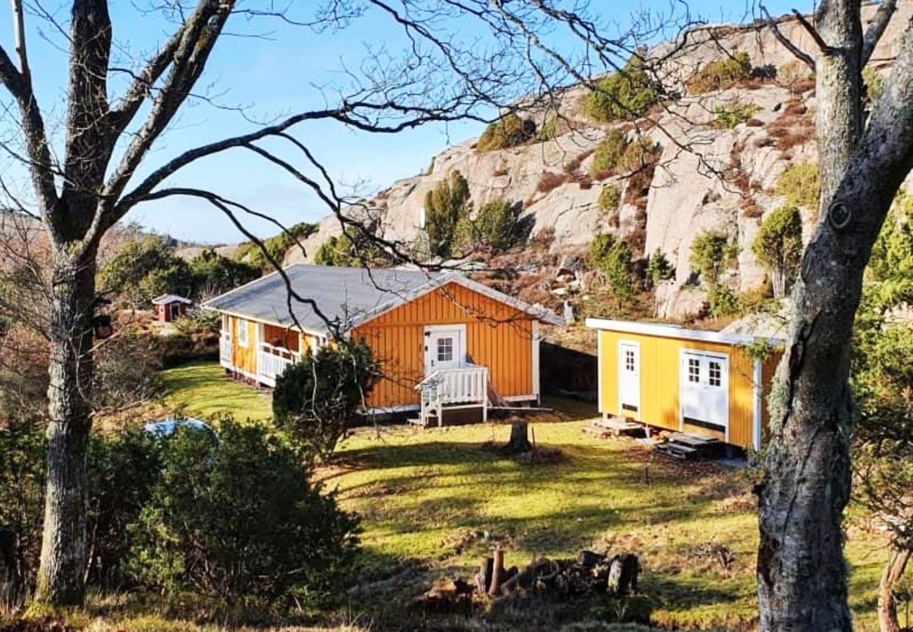 House in Hjälteby - Cottage with Natural Plot and Sauna on Mjörn | SE09134