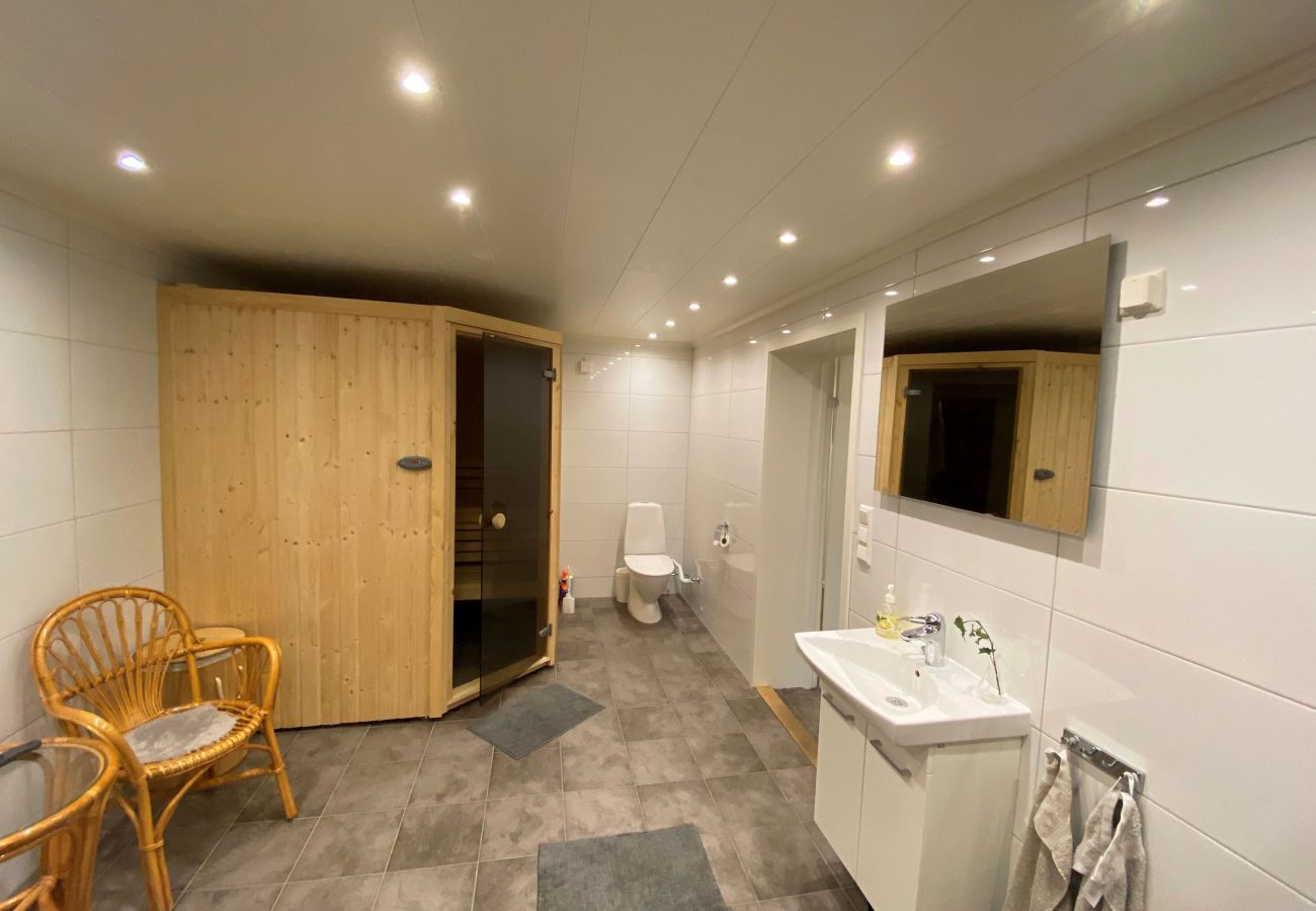 House in Varekil - Well-kept house with sauna, pool table, 650 m to the beach | SE09135