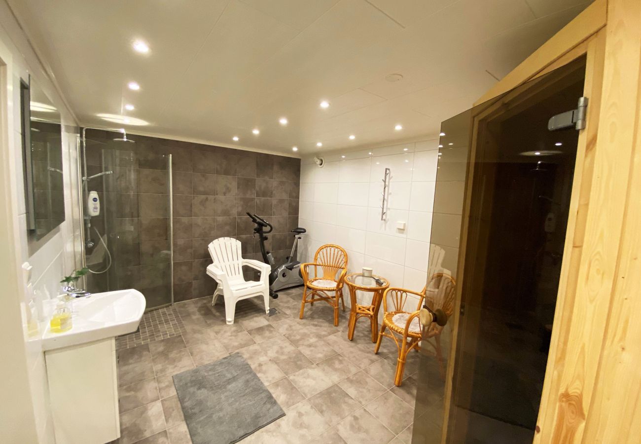 House in Varekil - Well-kept house with sauna, pool table, 650 m to the beach | SE09135