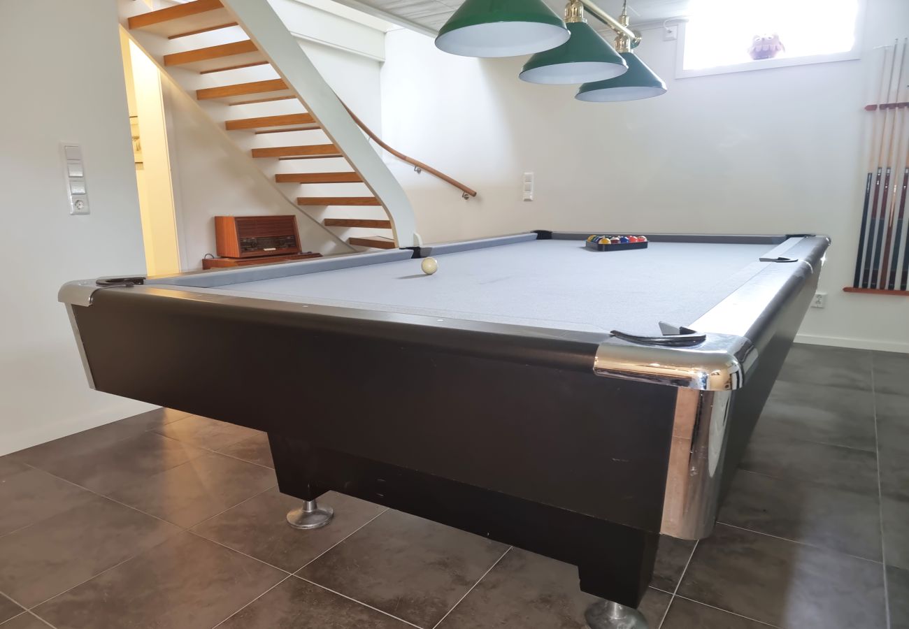 House in Varekil - Well-kept house with sauna, pool table, 650 m to the beach | SE09135