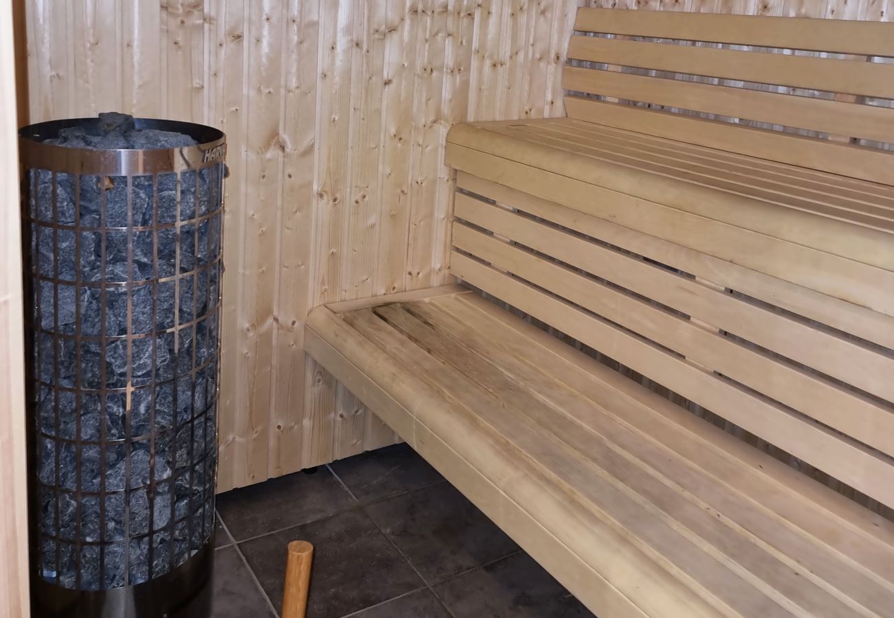 House in Varekil - Well-kept house with sauna, pool table, 650 m to the beach | SE09135