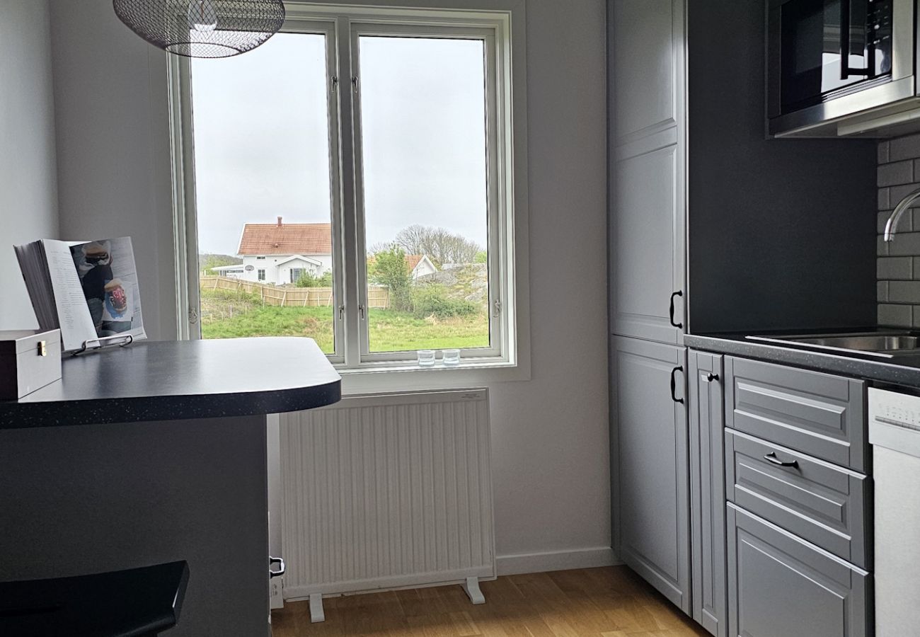House in Skärhamn - Cozy house in Skärhamn surrounded by mountains, 450m to the sea | SE09117