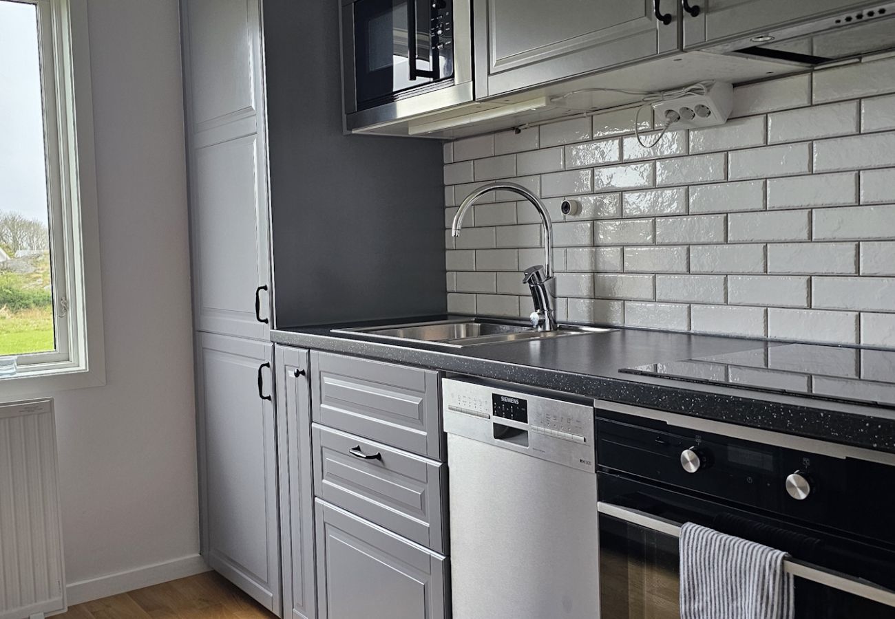 House in Skärhamn - Cozy house in Skärhamn surrounded by mountains, 450m to the sea | SE09117