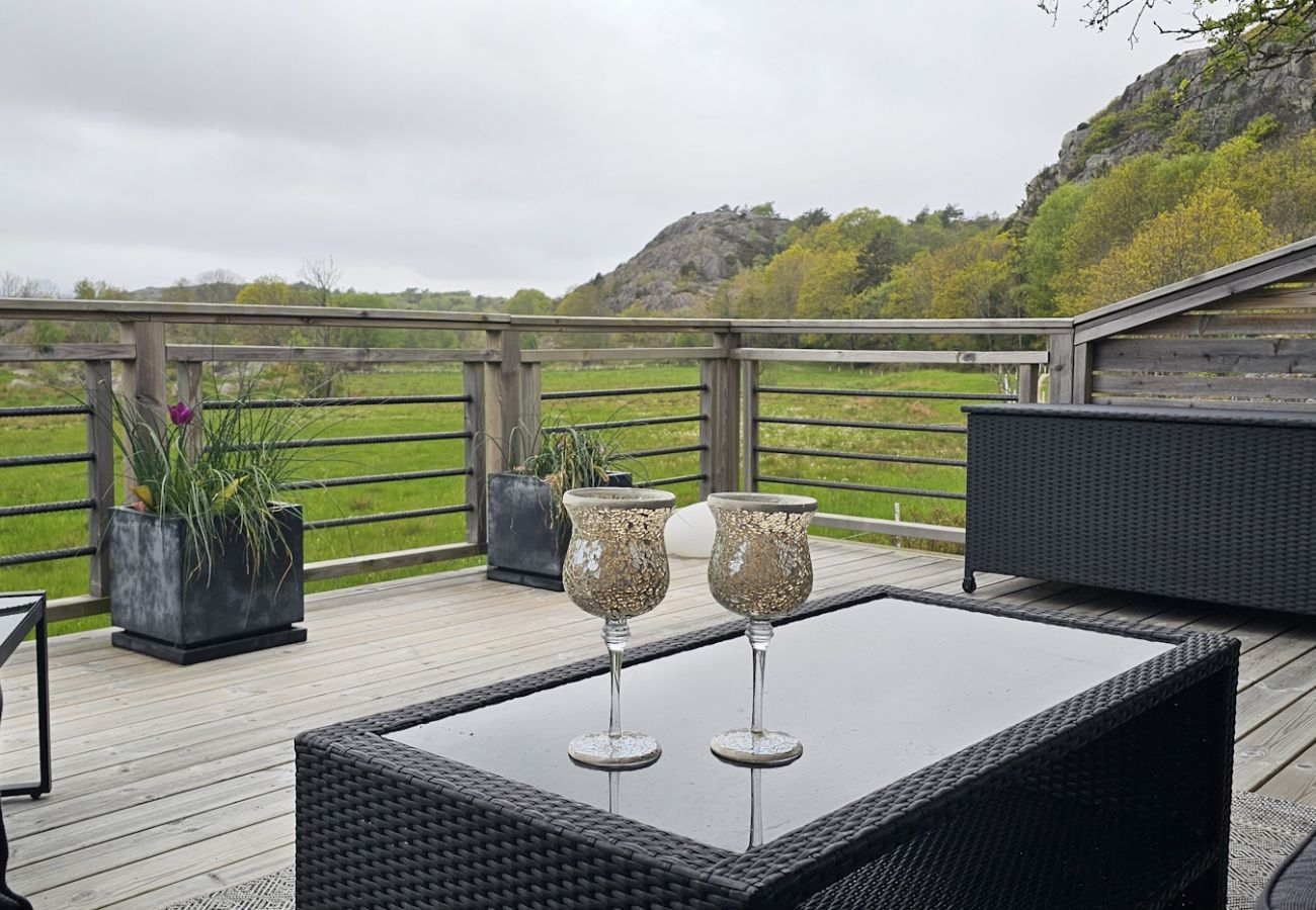 House in Skärhamn - Cozy house in Skärhamn surrounded by mountains, 450m to the sea | SE09117