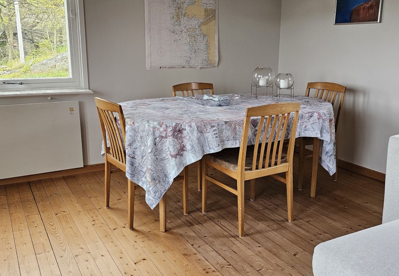 House in Skärhamn - Cozy house in Skärhamn surrounded by mountains, 450m to the sea | SE09117