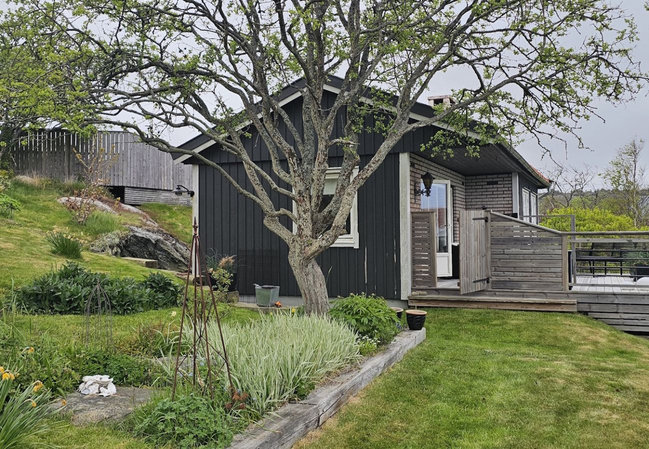 House in Skärhamn - Cozy house in Skärhamn surrounded by mountains, 450m to the sea | SE09117