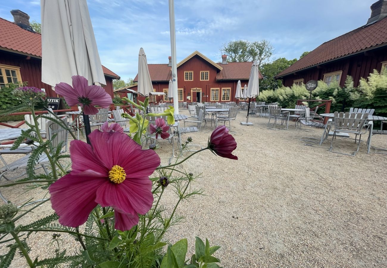House in Skärhamn - Cozy house in Skärhamn surrounded by mountains, 450m to the sea | SE09117