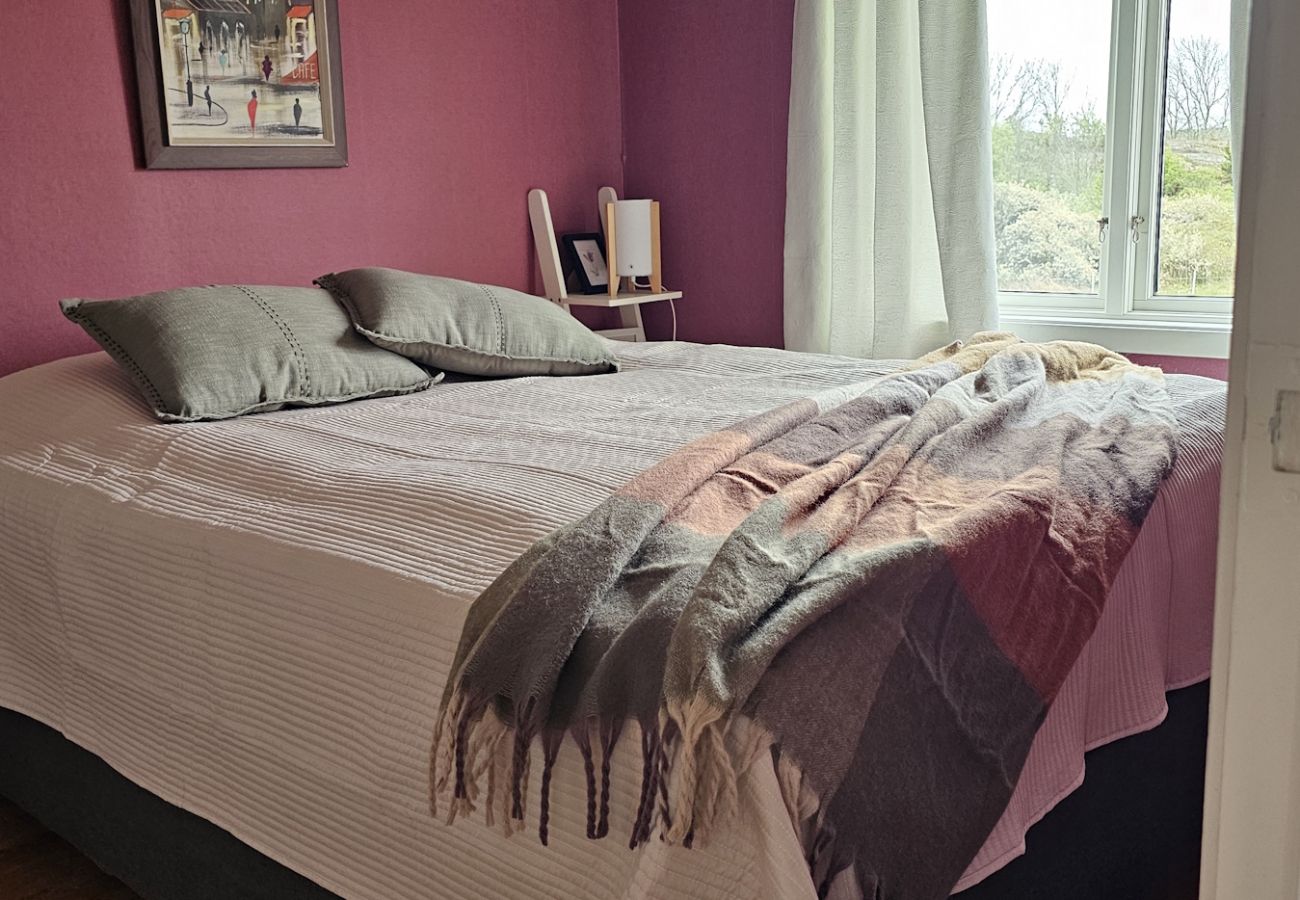 House in Skärhamn - Cozy house in Skärhamn surrounded by mountains, 450m to the sea | SE09117