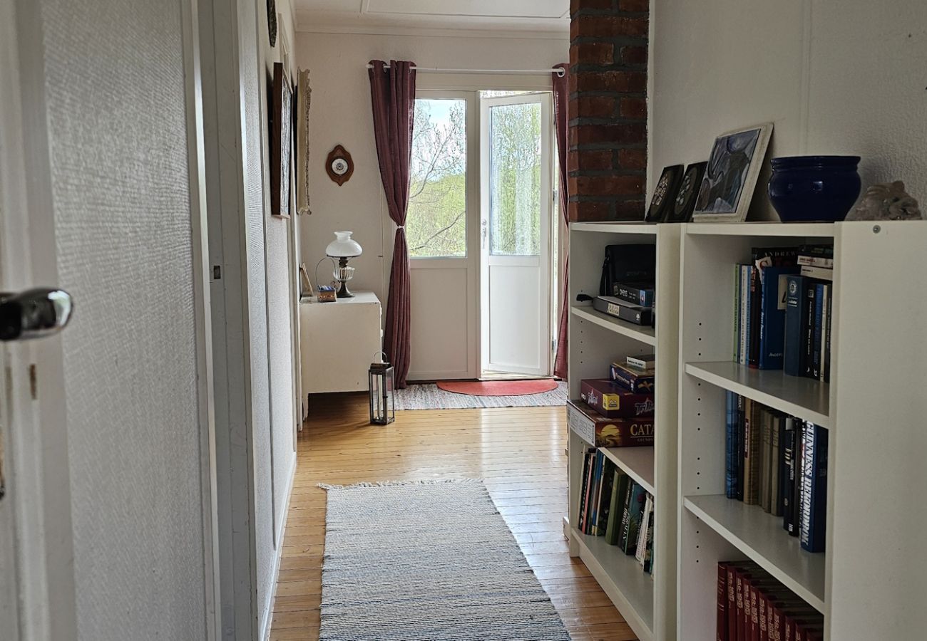 House in Varekil - Cottage in beautiful rocky surroundings on Mjörn, only 300m from the sea | SE09115