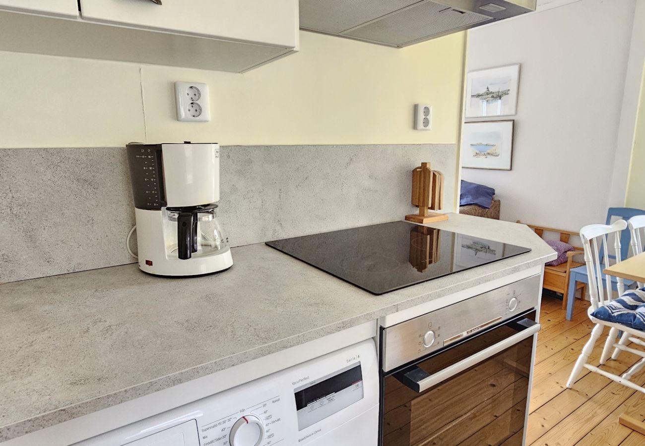 House in Varekil - Cottage in beautiful rocky surroundings on Mjörn, only 300m from the sea | SE09115