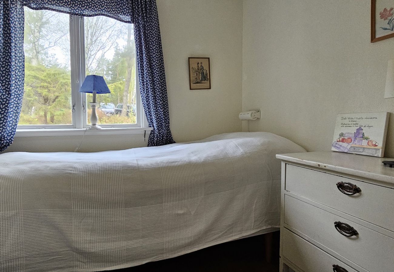 House in Varekil - Cottage in beautiful rocky surroundings on Mjörn, only 300m from the sea | SE09115