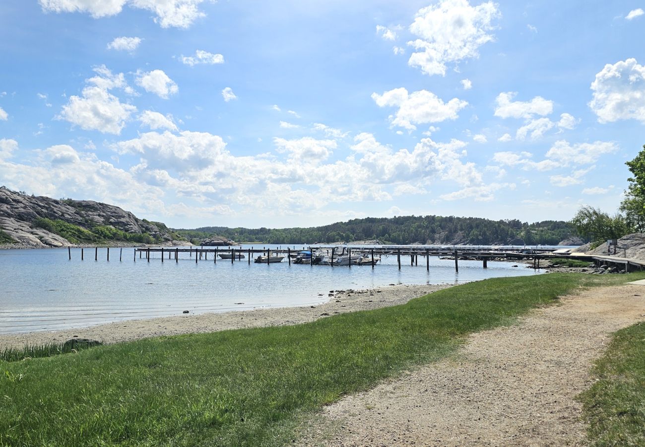House in Varekil - Cottage in beautiful rocky surroundings on Mjörn, only 300m from the sea | SE09115