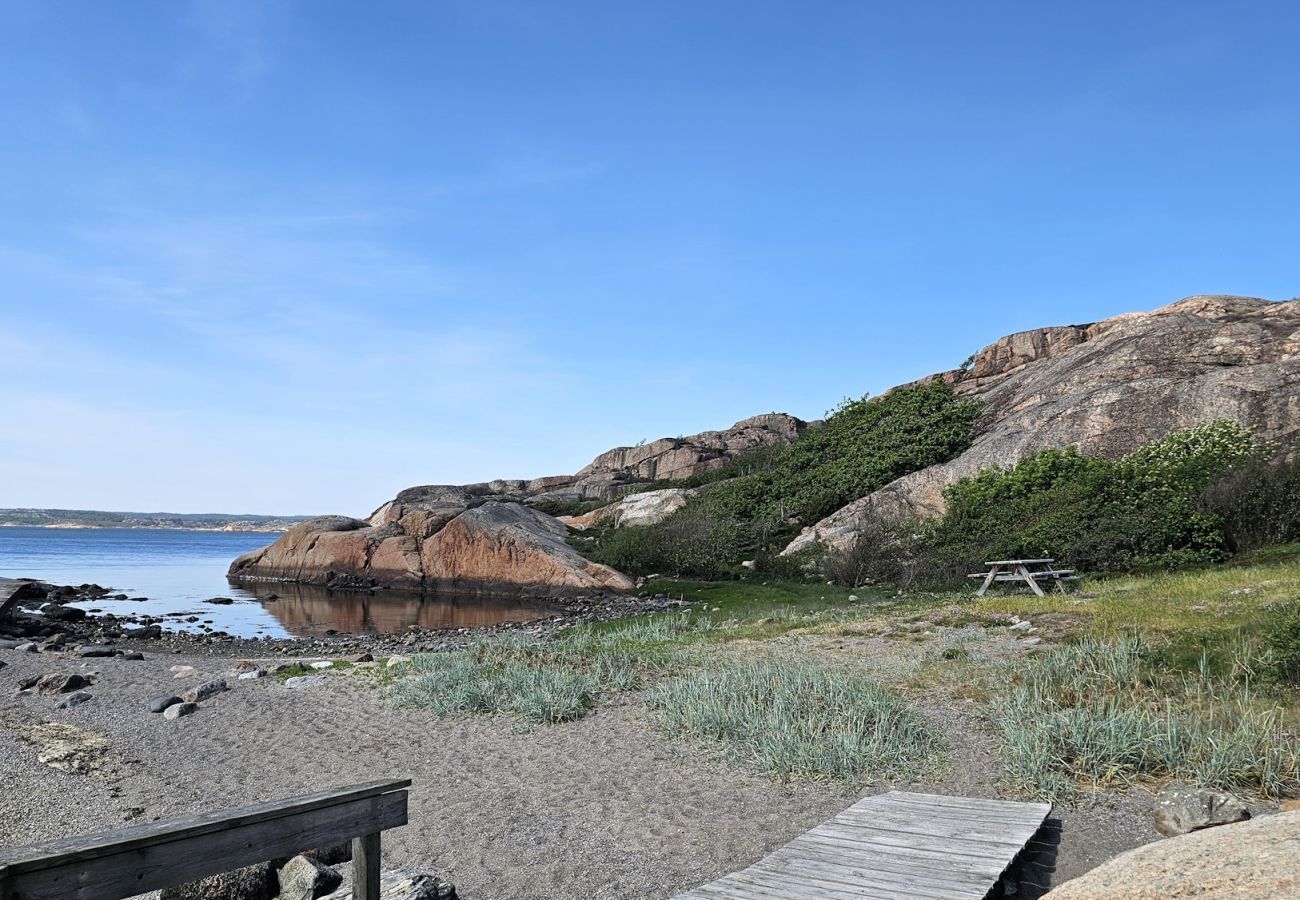 House in Varekil - Cottage in beautiful rocky surroundings on Mjörn, only 300m from the sea | SE09115