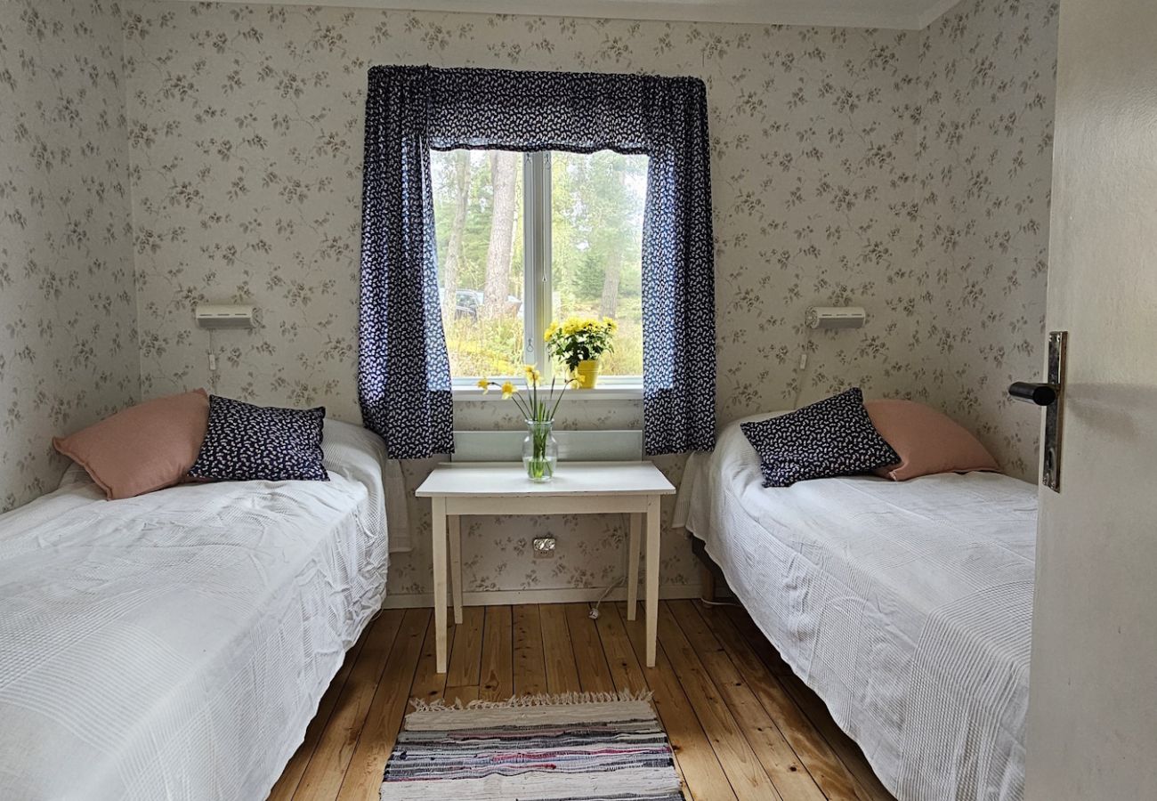 House in Varekil - Cottage in beautiful rocky surroundings on Mjörn, only 300m from the sea | SE09115