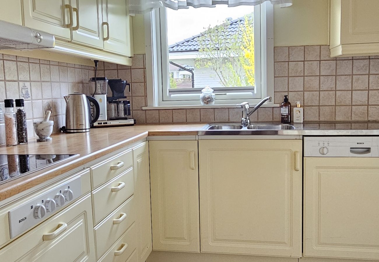 House in Ellös - Spacious holiday home in Ellös, 300 m to a beautiful sandy beach | SE09113