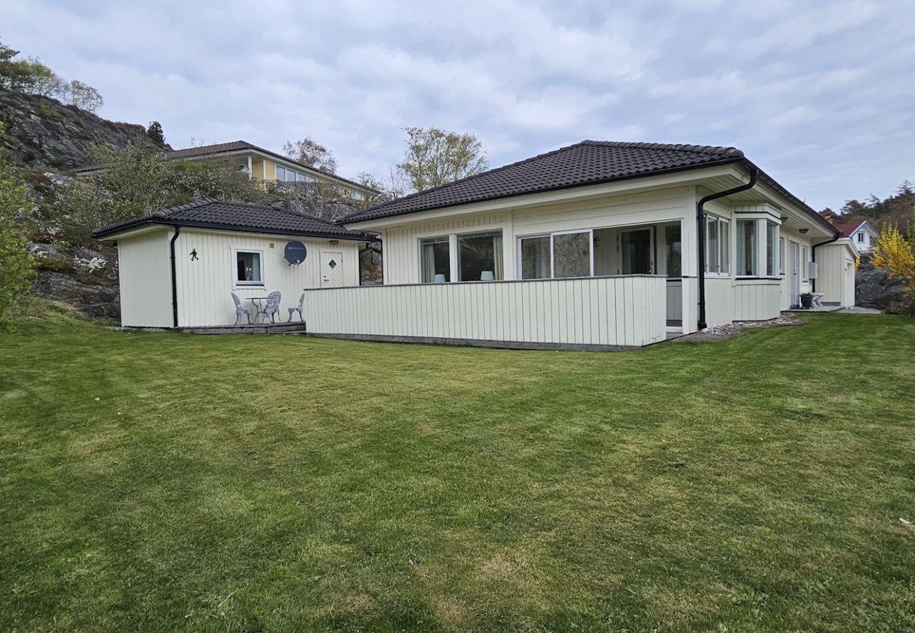 House in Ellös - Spacious holiday home in Ellös, 300 m to a beautiful sandy beach | SE09113