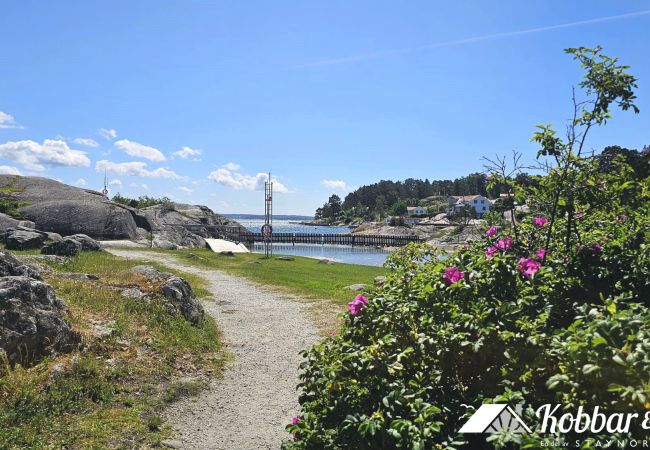 House in Höviksnäs - Apartment in Höviksnäs, 300 m from the sea with a view of the Tjörn Bridge | SE09112