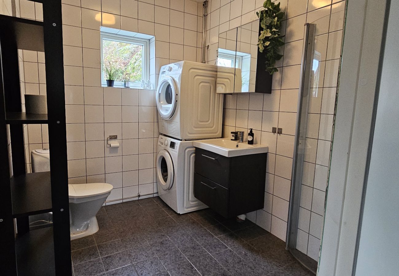 Apartment in Höviksnäs - Apartment in Höviksnäs, 300 m from the sea with a view of the Tjörn Bridge | SE09112