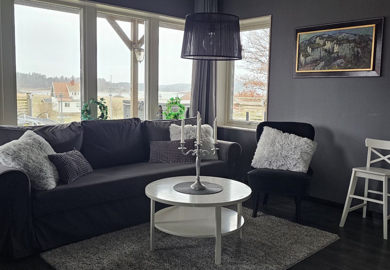 Apartment in Höviksnäs - Apartment in Höviksnäs, 300 m from the sea with a view of the Tjörn Bridge | SE09112