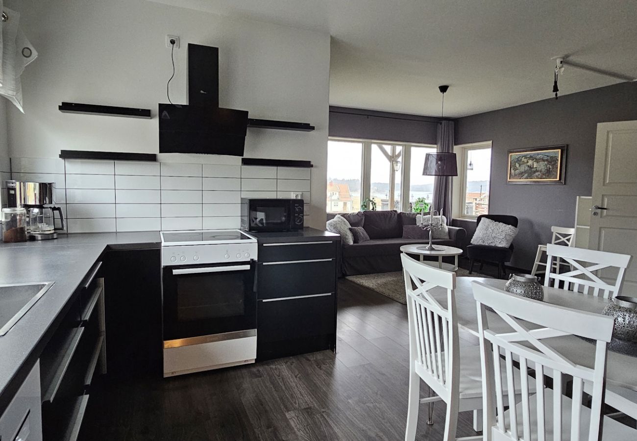 Apartment in Höviksnäs - Apartment in Höviksnäs, 300 m from the sea with a view of the Tjörn Bridge | SE09112