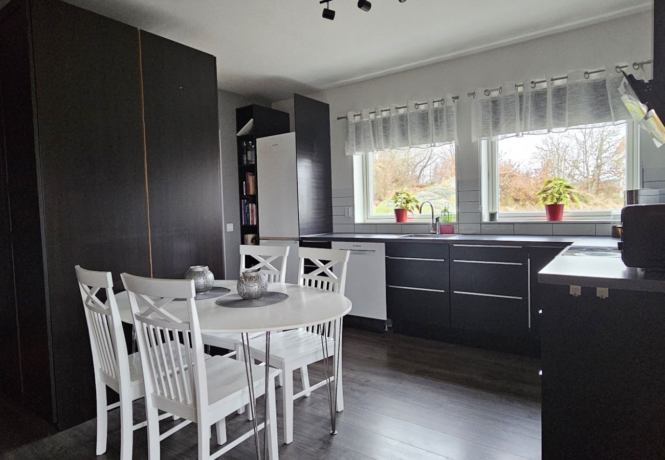 Apartment in Höviksnäs - Apartment in Höviksnäs, 300 m from the sea with a view of the Tjörn Bridge | SE09112